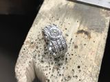 Ring aus Weissgold 750 mit Diamantbaguetten und Brillanten in der Ringschiene. Im Zentrum sitzt ein schöner Brillant mir ca. 1ct.