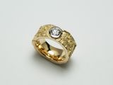 Ring aus Gelbgold 750 mit einem wunderschönen 0.7ct Altschliff-Brillant. Die Ringschiene ist strukturiert.