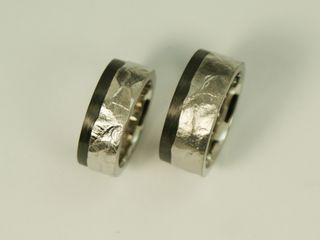 Eheringe aus Palladium mit Carbon