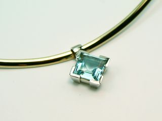 Ohrschmuck mit Aquamarin-Carré