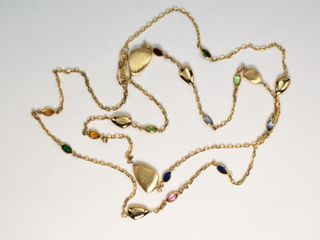 Collier mit Edelsteinen