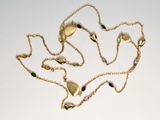 Verschiedene Colliers mit eingesetzten Edelsteinen und Perlen. Die eingearbeiteten Edelsteine und Perlen machen aus den schlichten Ketten einen richtigen Blickfang.
