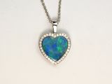 Ein Herz aus Opal in blauen und grünen Farbtönen mit 34 Brillanten in Weissgold gefasst