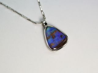 Ohrhänger aus Weissgold mit Boulder-Opal