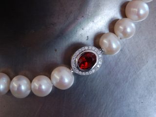 Roter Spinell in Perlenkette