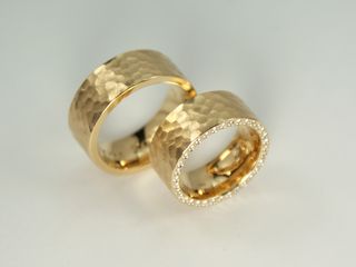 Eheringe aus Gelbgold mit rundem Hammerschlag