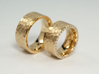 Eheringe aus Gelbgold mit rundem Hammerschlag