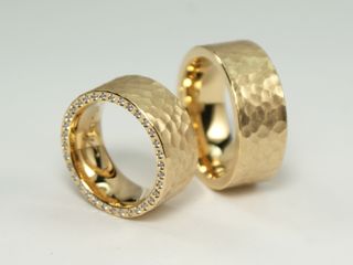 Eheringe aus Gelbgold mit rundem Hammerschlag