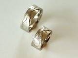 Eheringe aus Palladium 950 mit Schiefer-Struktur. Der Innenring ist poliert. Im Damenring sind Brillanten gefasst.