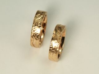 Eheringe aus Rotgold mit natürlicher Struktur
