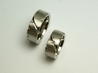 Eheringe mit Herzstruktur