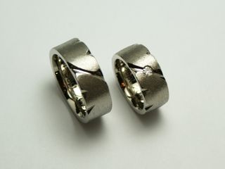 Eheringe mit Herzstruktur