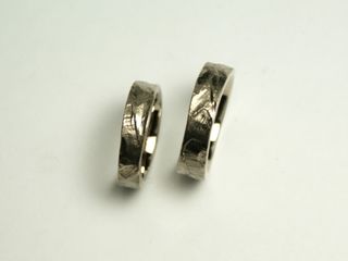 Eheringe aus Rotgold mit natürlicher Struktur