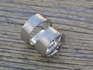 Eheringe mit zwei polierten Einsätzen