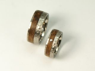 Ringe aus Titan mit Nussholz