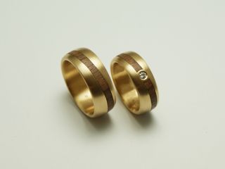 Eheringe aus Gelbgold mit Nussholz