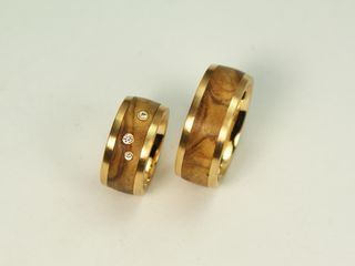 Eheringe aus Gelbgold mit Olivenholz
