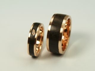 Eheringe aus Rotgold 750 mit geräuchertem Eichenholz