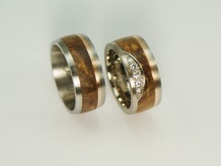 Eheringe aus Weissgold, Rotgold und Nussholz