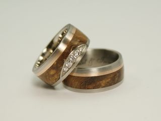 Eheringe aus Weissgold, Rotgold und Nussholz