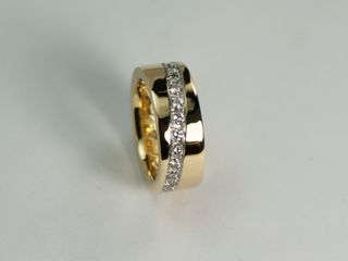 Ring aus Gelbgold mit Diagonale ausgefasst mit Brillanten