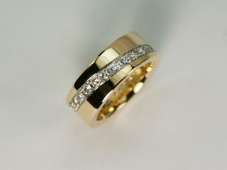 Ring aus Gelbgold mit Diagonale ausgefasst mit Brillanten
