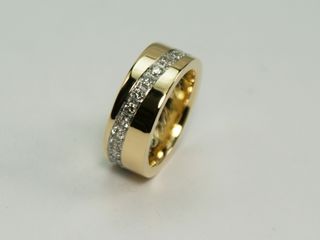 Ring aus Gelbgold mit Diagonale ausgefasst mit Brillanten