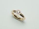 Feiner Ring aus Rotgold. Der Ring kopf ist ausgefasst mit Brillanten.