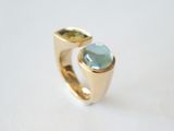 Moderner Schmuckring aus Gelbgold. Der Ringkopf ist offen. Die Farbkombination vom Aquamarin und Peridot ist sehr schön.