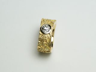 Strukturierter Gelbgoldring mit Brillant
