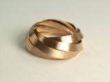 Ring aus Rogold 750 welcher aus fünf einzelnen Ringen besteht welche zusammengehängt zu einem Stück werden.