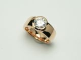 Schlichter, polierter Ring aus Rotgold mit rundem Brillant. 