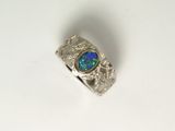 Wunderschöne Kombination aus Weissgold und einem Opal. Die Struktur im Weissgold ergänzt sich sehr schön mit den intensiven Farben des Opals. Die Ringschine hat nach unten einen Verlauf und wird feiner.