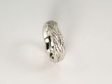 Ring aus Weissgold 750 mit strukturiertem Zopfmuster.
