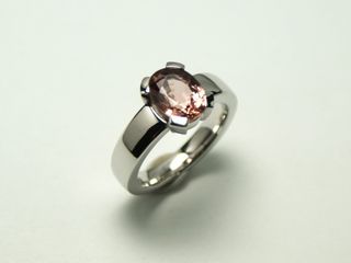 Ring mit lachsfarbigem Safir
