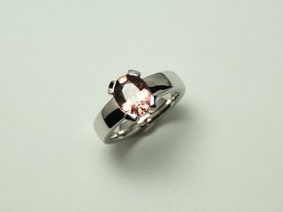 Ring mit lachsfarbigem Safir