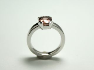 Ring mit lachsfarbigem Safir