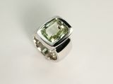 Grosser Ring aus Silber 925 mit einem Hiddenit in einem Altschliff.