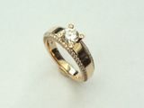 Wunderschöner Solitair aus Roségold 750. Der Brillant hat 0.8ct. Die Ringschiene ist mit vier Linien von Brillanten verziert. Ein sehr eleganter Ring.