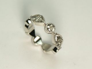Ring aus Weissgold mit Diamant-Triangel und Brillanten