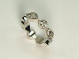 Einzigartiger Ring aus Weissgold 750 mit Diamant-Triangel und runden Brillanten. Das Weissgold ist strukturiert und ist so eine wunderschöne Ergänzung zu den funkelnden Diamanten.