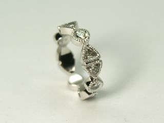 Ring aus Weissgold mit Diamant-Triangel und Brillanten