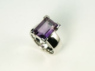 Klassischer Schmuckring mit Amethyst