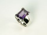 Schmuckring aus Weissgold 750 mit einem rechteckigen Amethyst. Der schlichte, klassische Ring lässt den Amethyst glänzen.