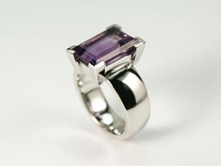 Klassischer Schmuckring mit Amethyst