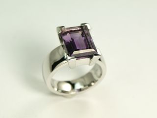 Klassischer Schmuckring mit Amethyst