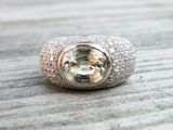 Pompöser Ring aus Weissgold 750 mit hellgelbem Safir. Die Ringschiene ist ausgefasst mit Brillanten.